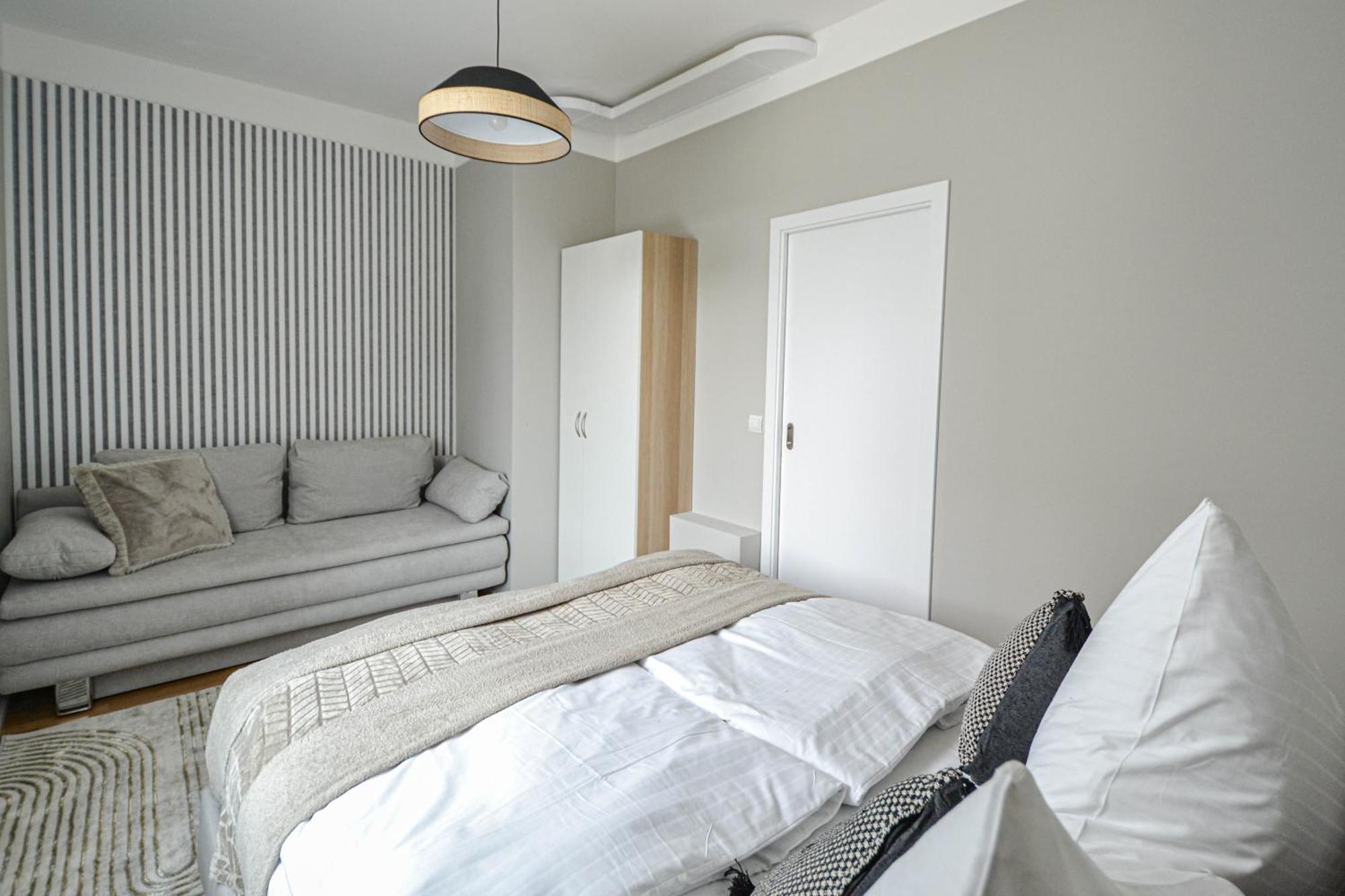 Japanese Design 3bdr In A Vibrant Area * Praga